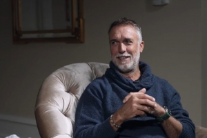 巴蒂：小时候练过体操和芭蕾舞，文化课学费不够选择踢足球