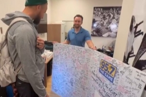 密密麻麻全是爱！湾区电台为库里38岁生日献上“超级贺卡”！