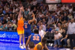 三分雨顶不住！克尼佩尔加长追身三分自信命中 黄蜂领先到15分