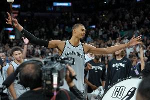 韦德：我就喜欢文班说“我要拿MVP” 现在大家互相都太客套了