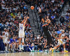 美媒：本赛季仅库里对阵马刺砍下过45+分 而且做到过两次