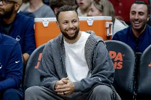 Shams：库里将在下周重新接受复查 他曾希望本周参训但未能实现