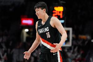 媒体人：杨瀚森拿走比赛用球 高强度卡位战末节爆发 可以狠狠怒吼