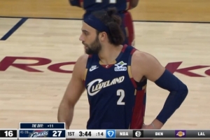 力战旧主！斯特鲁斯外线开炮 连中4记三分助骑士保持优势