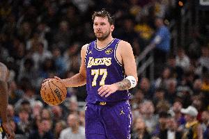 火力全开！东契奇半场15投9中&三分6中4砍24分4板2助2断 正负值+7