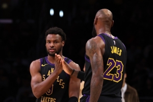 詹姆斯助攻布朗尼三分命中 是NBA历史首次父亲给儿子的助攻！