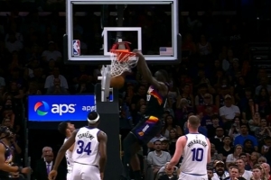 一飞冲天！布克送抛传 马卢阿奇跟进起飞双手空接暴扣