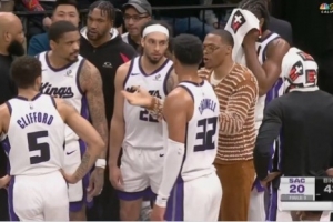 操碎了心！威少因伤缺阵 暂停期间仍然在指导和鼓励队友