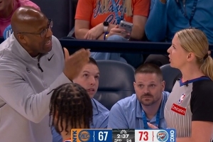 情绪很激动！迈克·布朗愤怒抱怨判罚 被吹技术犯规