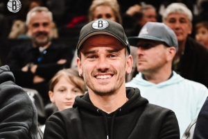 格列兹曼现场观看篮网队比赛，为同胞特拉奥雷加油助威