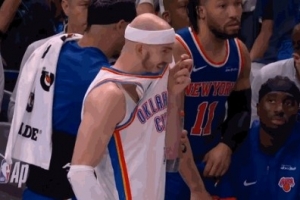 这不俩小孩么！卡鲁索想拿下哈特手中饮料后者挤到卡鲁索脸上嬉笑