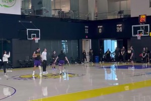 今天东契奇和里夫斯比拼LOGO投篮！结果77输了，气得把球扔向教练