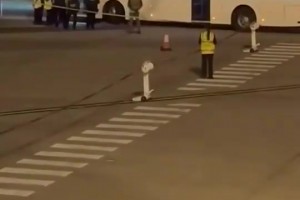 博主晒出伊朗女足在车内用闪光灯向外打信号，博主称这是在求救