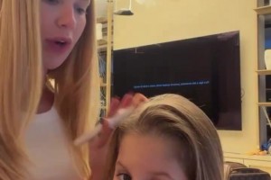 维尼修斯老婆细心为女儿化妆，听听萌娃奶声奶气的可爱对白