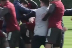 惊！阿森纳将帅“内讧”，阿尔特塔和赖斯遭队友乱拳袭击