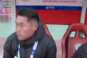 泰山新赛季中超首场比赛，镜头对准宿茂臻，他立刻示意拍摄韩鹏