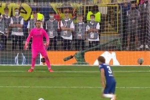 这场地条件也能踢球，这群小朋友是真爱啊