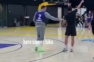 你这老六！东契奇此前训练穿着彪哥球衣到处偷球 最后被嫌弃