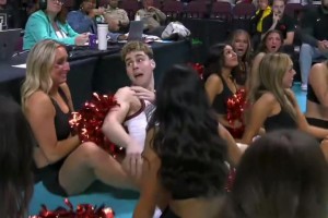 你小子故意的吧！小伙倒地滑出底线，直接扑到啦啦队美女怀里