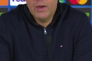 裁判双标？斯洛特质疑判罚：范迪克被拉拽球衣 裁判却视而不见