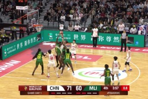 小宝也太强了李月汝强势摘板篮下1V4打进！！