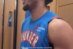 这肌肉线条也是杠杠的！雷霆赢球后，麦凯恩更衣室就开始跳起舞来