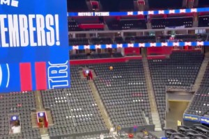 试问：这个史诗超高球馆进球 难度跟阿德巴约83分，哪个难