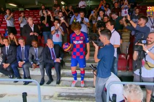 也算是第一场球了！名场面：格里兹曼在巴萨的亮相仪式！
