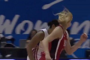 中距离确实准佩奇被切球后极限出手为美国女篮拿下首分~