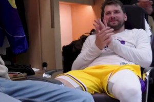 战胜公牛后湖人快乐的更衣室氛围