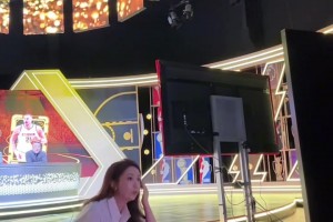 哈哈！东契奇绝杀瞬间 女主播佳依激动得乱跳 鞋子都飞了