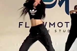 太棒啦！周姐下次去现场采访都能在暂停时客串一下啦啦队