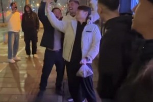 从赛场到街头，泰山外援与球迷在街头又嗨起来了