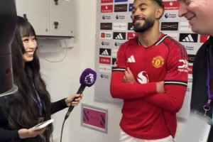 大老师：我逗库尼亚说这次采访用中文，他一上来做了个鬼脸