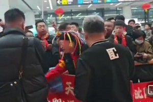 不满！辽宁铁人球迷接机时，质问李金羽为什么不用邦本
