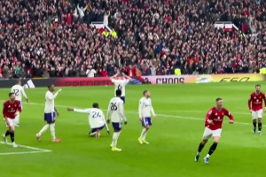 卡塞米罗进球后指向胸口的曼联队徽，大家这一刻心里有很多不舍吧