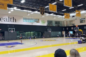 这是什么恐怖球感！东契奇此前在训练中，从后场扔进一记逆天三分