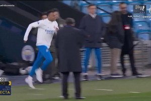 当姆阿韦洛亚看到巴佩跑进训练场时，笑容藏不住了