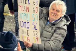 我骄傲！击败罗马力压尤文冲进欧冠区，科莫球迷兴奋手举积分牌