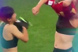 曾经的队友！吴澄舒赛后和澳大利亚女足球员换衣互动