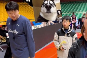 穿着国安的衣服来采访山东队教练