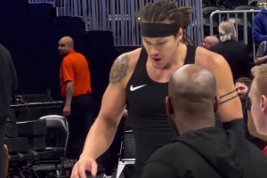 人中吕布！阿隆·戈登这身板！是真的强壮啊！