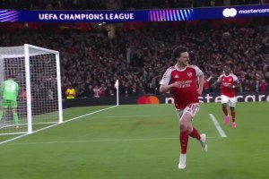 死角终结！赖斯断球推射破门滑跪庆祝！枪手总比分3-1药厂！