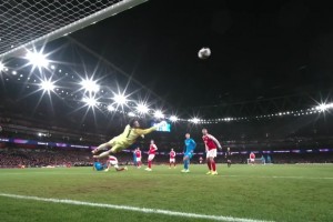 科法内禁区内近距离射门！拉亚飞身神勇扑出力保城门不失！