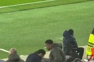 这么直接！实拍：姆巴佩直接凑近裁判，说曼城手球犯规了