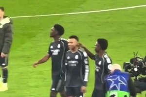 维尼修斯赛后开心揪姆巴佩耳朵