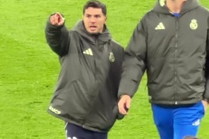 当迪亚斯被看台提醒自己赢得了非洲杯，和库尔图瓦分享快乐