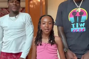 适合当胜利结算视频！詹姆斯此前和家人的搞怪舞蹈~