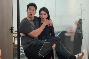 真是力量与美的结合啊 100斤的鹅公主抱200斤的曹岩