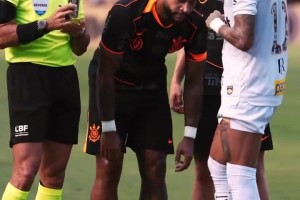 裁判都笑了！名场面：德佩准备主罚点球，内马尔直接把球踢走